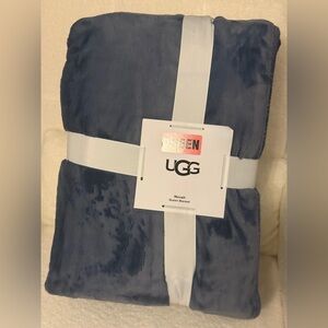 UGG Novah queen Fleece Blanket in Denim